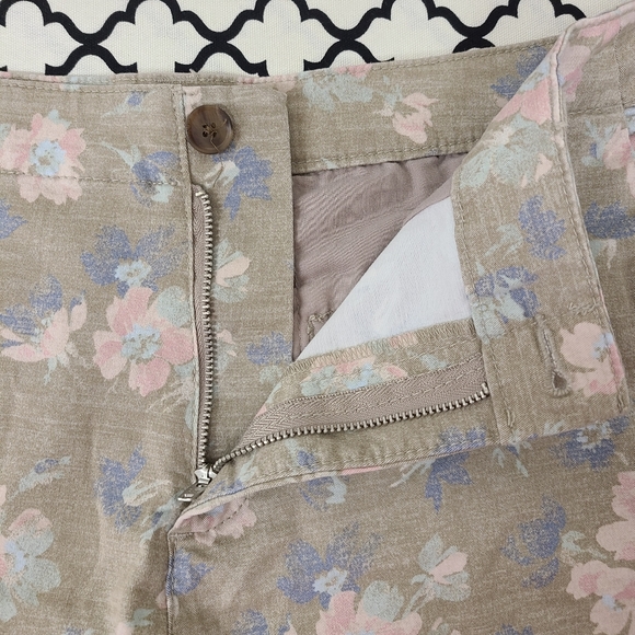Gap Pink Blue Floral Print Chino Shorts Size 8 - Picture 4 of 6